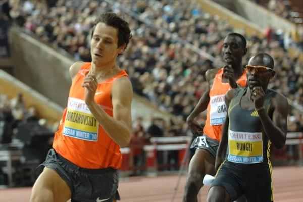 Yuriy Borzakovskiy leads Olympic 800m gold and silver medallists Wilfred Bungei and Ismail Ahmed Ismail in Moscow (Nikolay Matveev)