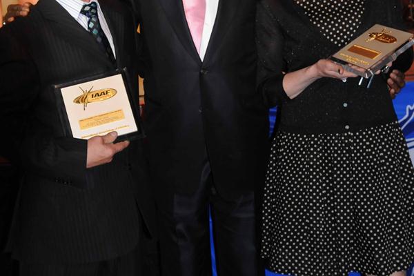 President Diack is flanked by 1988 Olympic 50km champion Vyacheslav Ivanenko and 2003 World 20km gold medallist Yelena Nikolayeva at the IAAF Dinner (Jan Zmek)