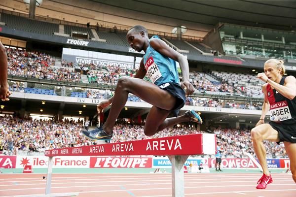 Jairus Birech leading Evan Jager in the 3000m steeplechase at the 2015 IAAF Diamond League in Paris (Jiro Mochizuki)