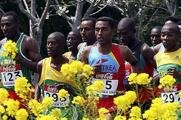 Tariku Bekele runs behind Kidane tadasse Habteselassie of Eritrea in the junior men's race (Getty Images)