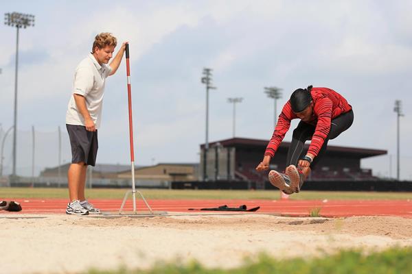 Andreas Behm coaching Aries Merritt (Getty Images)