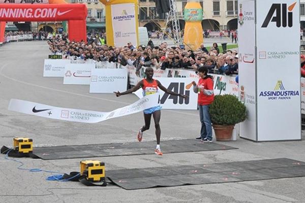 Robert Kwambai winning in Padua (organisers/Photosprint)