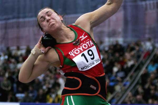 Natallia Khoroneko of Belarus on her way to victory in the women's Shot Put final (Getty Images)
