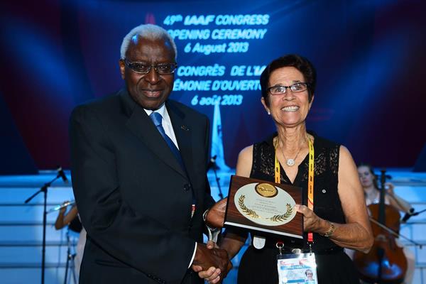 Lamine Diack with Esther Maynard, recipient of an IAAF Plaque of Merit (Getty Images)