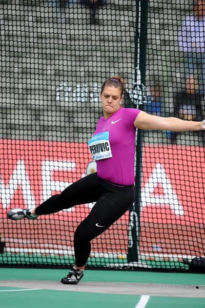 Sandra Perkovic in action at the 2010 Diamond League meeting in Brussels (Jiro Mochizuki)