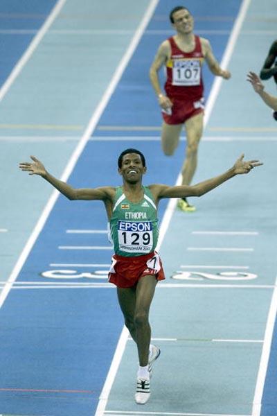 Haile Gebrselassie (ETH) winning the men's 3000m (Getty Images)