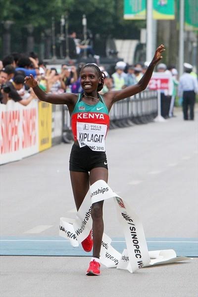 Florence Kiplagat wins the 2010 World Half Marathon title in Nanning (Getty Images)