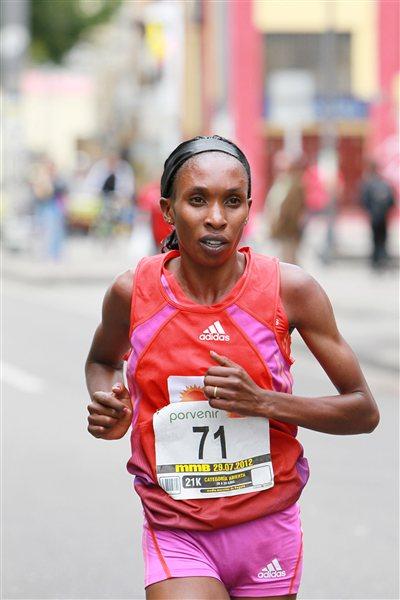 Gladys Cherono on her way to winning the Bogota Half Marathon (Victah Sailer)