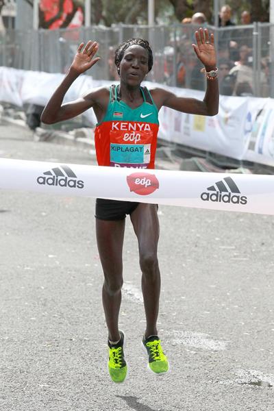 Edna Kiplagat times it right to win the EDP Lisbon Half Marathon (Victah Sailor)