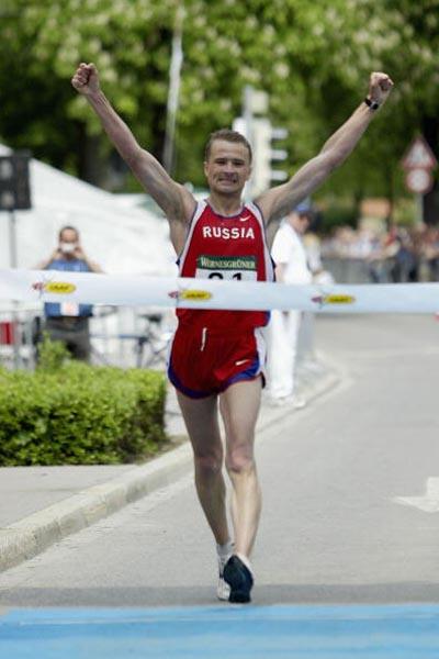 Aleksey Voyevodin (RUS) celebrates winning the 50km race in Naumburg (Getty Images)