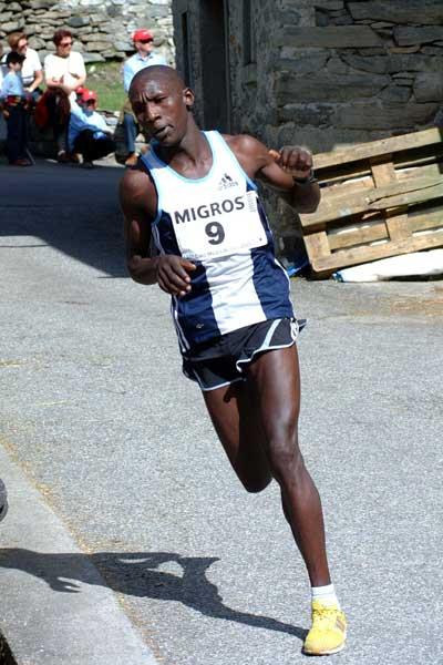 Kenyan Paul Kimugul on his way to a 10km win - Media Blenio (Lorenzo Sampaolo)