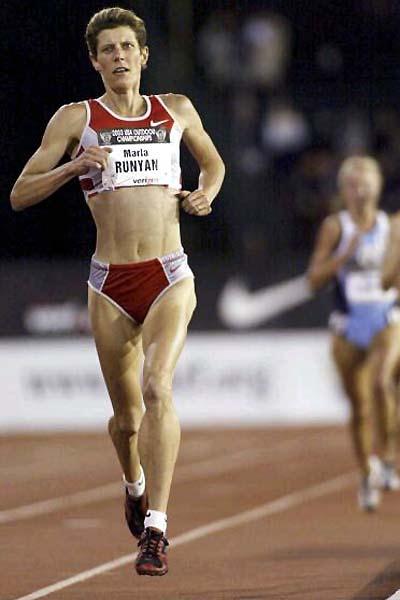 Marla Runyan takes 2003 US national 5000m title (Getty Images)