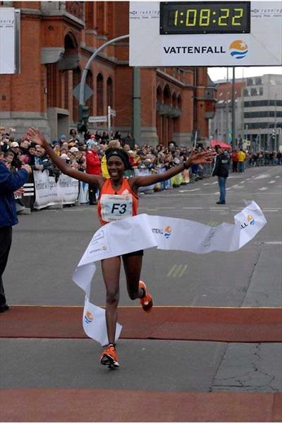 Peninah Arusei wins in Berlin (Matthias Thiel / Vattenfall BERLIN HALF MARATHON)