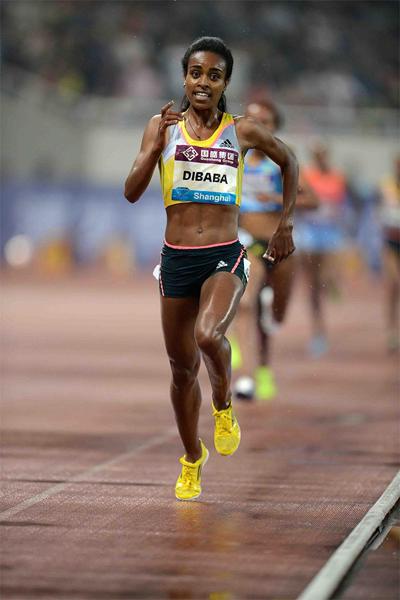 Genzebe Dibaba leads the 5000m at the Shanghai Diamond League (Jiro Mochizuki)