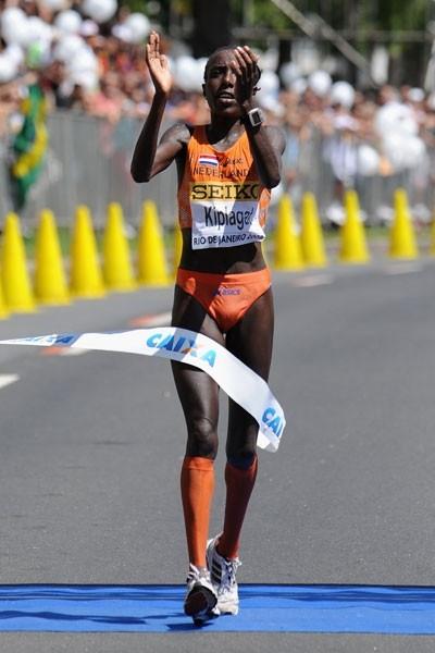 Lornah Kiplagat of the Netherlands wins in 68:37 (Getty Images)