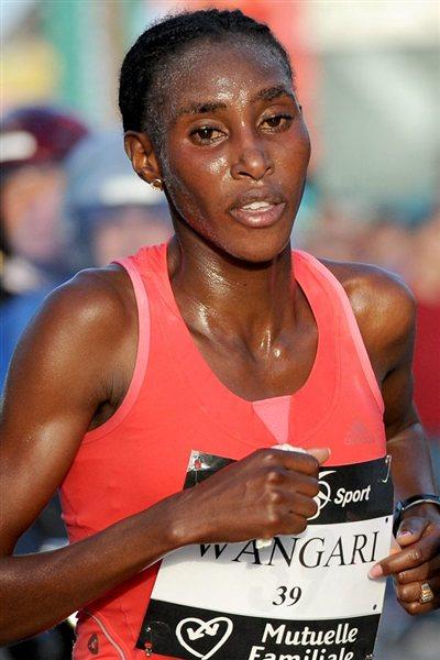 Myriam Wangari on the way to victory in the Langueux 10Km (Michel Aubault)