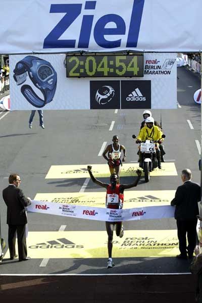 Paul Tergat crosses the finish line in Berlin (Lisa Coniglio)