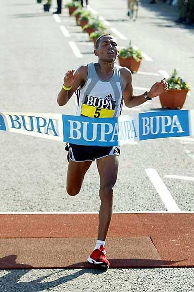 Zersenay Tadesse winning the 2005 BUPA Great North Run (Mark Shearman)