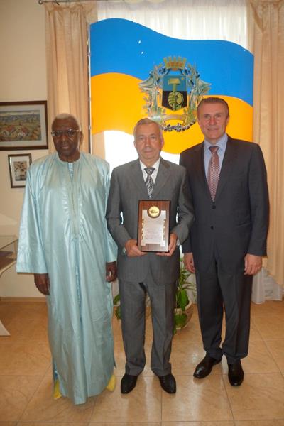 left to right: President Diack presents the Mayor of Donetsk, Oleksandr Lukyanchenko (centre), with the IAAF Honorary Plaque on the occasion of the IAAF World Youth Championships 2013; right: IAAF Vice President Sergey Bubka (IAAF)