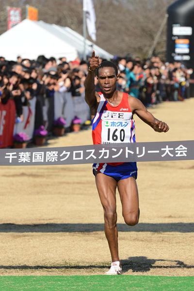 Kenya's Charles Ndirangu winning at the 2013 Chiba International Cross Country (Yohei Kamiyama / Agence SHOT)
