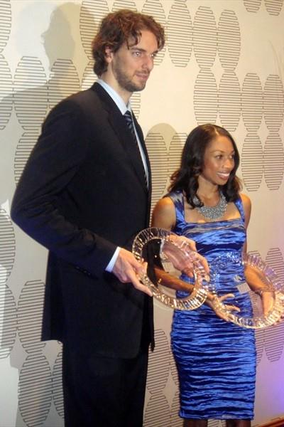 Allyson Felix and Pau Gasol of the Los Angeles Lakers with their LA Athlete of the Year awards (Kirby Lee)
