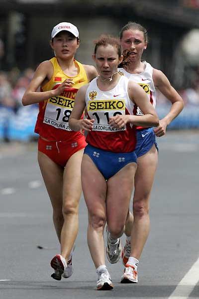 Vera Sokolova leads fellow Russian Aleksandra Kudryashova (r), and China's Chai Xue (l) (Getty Images)