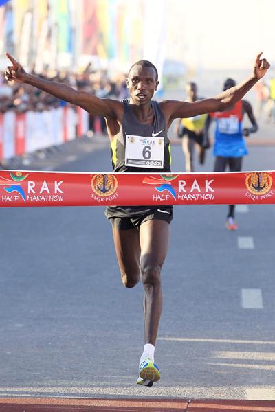 Geoffrey Kipsang wins the RAK Half Marathon (Victah Sailor)