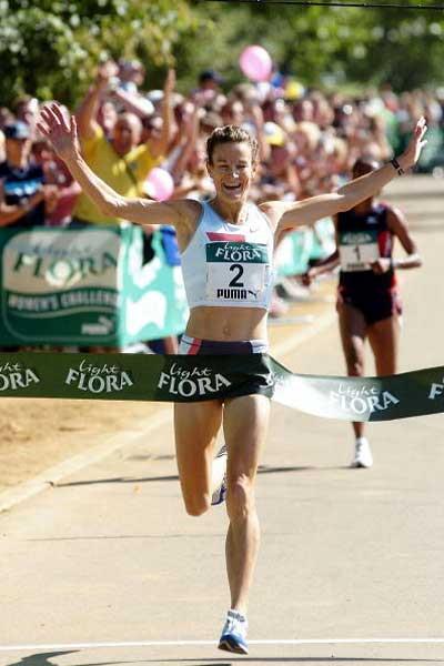 Sonia O'Sullivan wins the 5km in London (Getty Images)