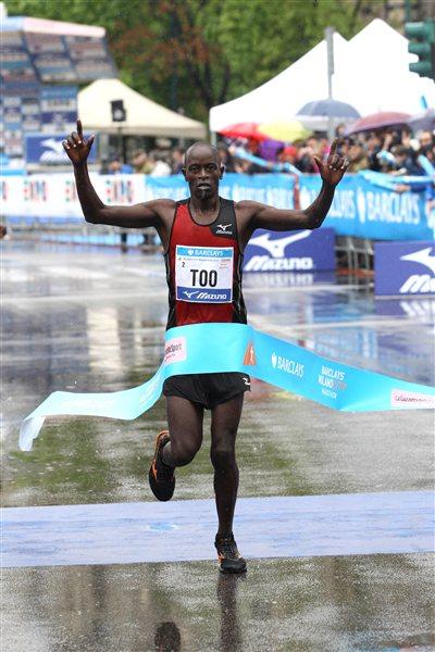 Daniel Too Kiprugut wins the 2012 Milan Marathon (Giancarlo Colombo)