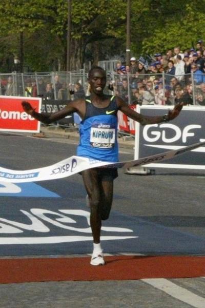 Vincent Kipruto wins the Paris Marathon with a course record 2:05:47 (organisers)