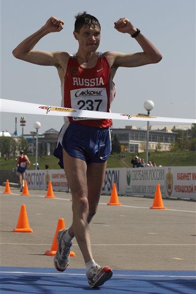 Denis Nizhegorodov of Russia crosses the finish-line and wins the gold medal (Getty Images)