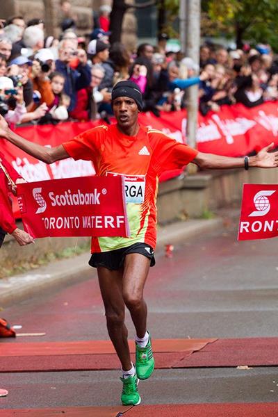 Sahle Warga winning at the 2012 Scotiabank Toronto Waterfront Marathon (Canada Running Series)