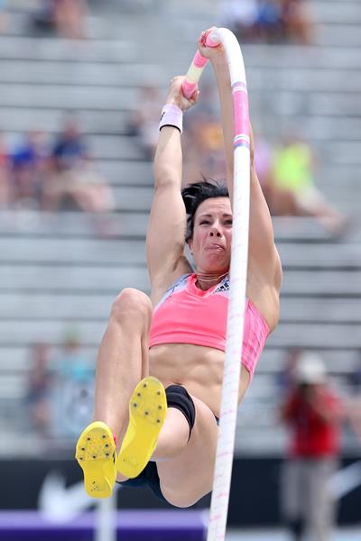 Jenn Suhr on her way to victory at the 2013 US Championships (Getty Images)