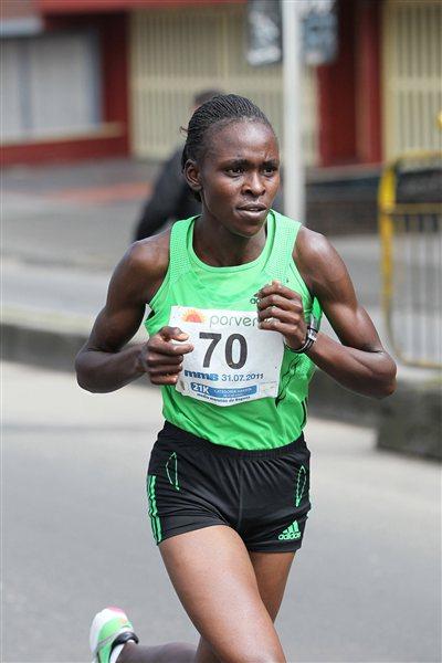Joyce Chepkirui en route to a sizeable victory in the Bogota Half Marathon (Victah Sailer)