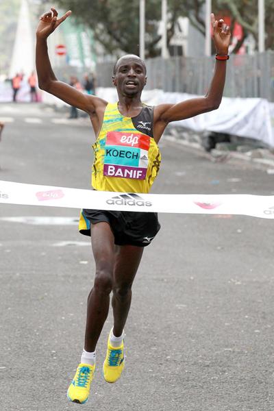 Bernard Koech breaks the tape to win in Lisbon (Victah Sailor)