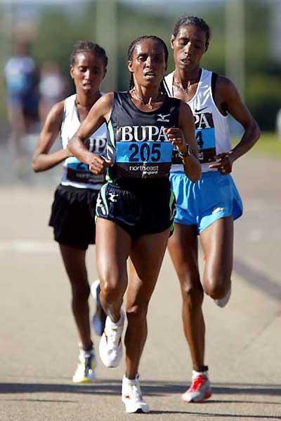 Derartu Tulu leads Kidane (left) and Adere (right) in the 2005 BUPA Great North Run (Mark Shearman)