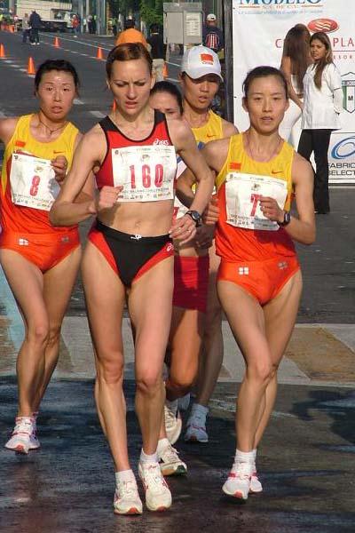 Claudia Stef (ROM) leading the pack in Tlalnepantla de Baz (Joel Morales Bravo)