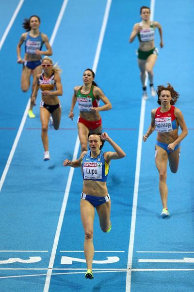 Nataliya Lupu kicks ahead to win the 800m at the European Indoor Championships (Getty Images)