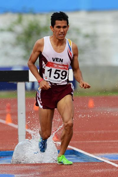 Jose Gregorio Pena winning the 3000m Steeplechase at the 2013 South American Championships (Eduardo Biscayart)