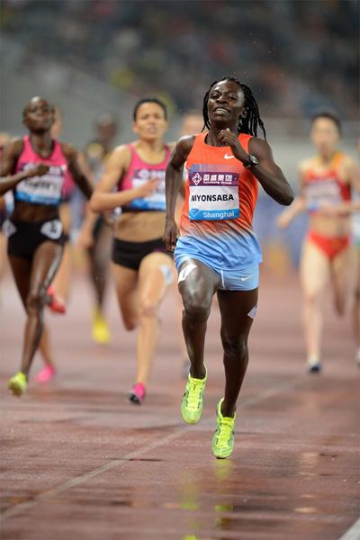 Francine Niyonsaba sprints away from the field to win the 800m at the Shanghai Diamond League (Jiro Mochizuki)