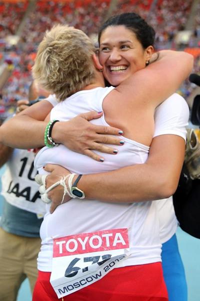 Tatyana Lysenko and Anna Bulgakova in the womens Hammer Throw final at the IAAF World Athletics Championships Moscow 2013 (Getty Images)