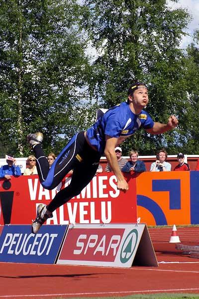 Pitkämäki flies through the air in Kuortane (Paula Noronen)