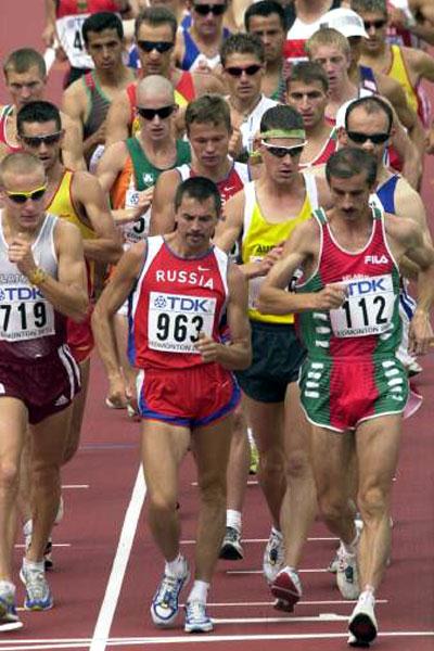 Vladimir Andreyev (963) of Russia leads Edmonton 20km (Getty Images)