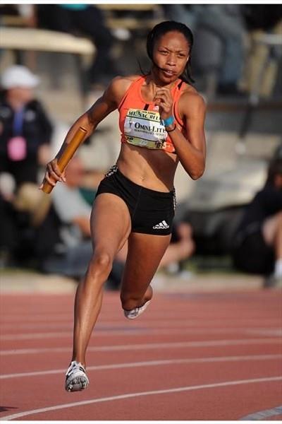 Allyson Felix on her storming anchor leg in Mt SAC (Kirby Lee)