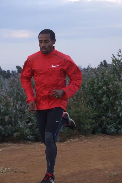 Kenenisa Bekele running in Sululta (Paul Gains)