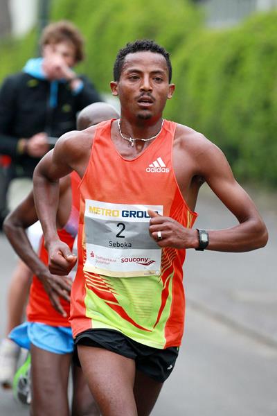 Seboka Dibaba at the Dusseldorf Marathon (Victah Sailer)