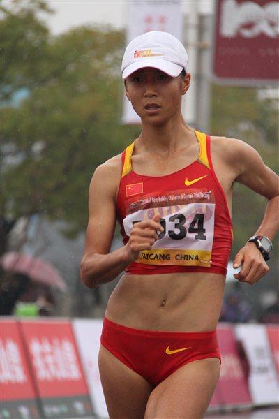 Liu Hong on the way to shattering the Asian 20Km record in Taicang (Organisers)