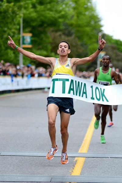 El Hassan El Abassi wins at the 2013 Ottawa 10km (Victah Sailer - organisers)