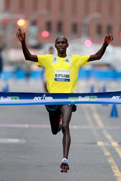 Wilson Kipsang winning at the 2013 NYC Half Marathon (PhotoRun-NYRR)