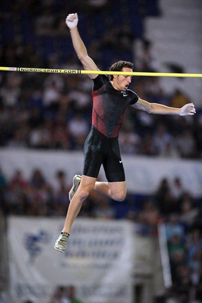 Renaud Lavillenie vaults 5.82 in Rome (Giancarlo Colombo)
